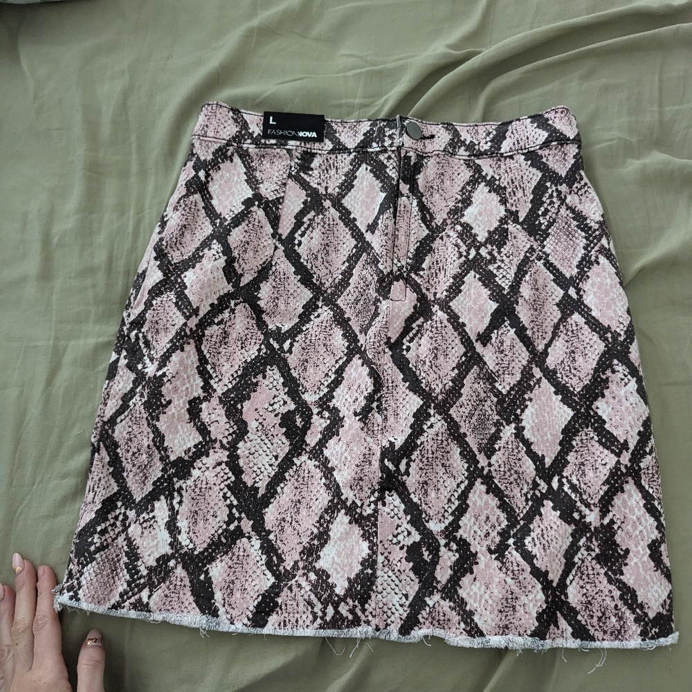 FASHION NOVA SKIRT SIZE L